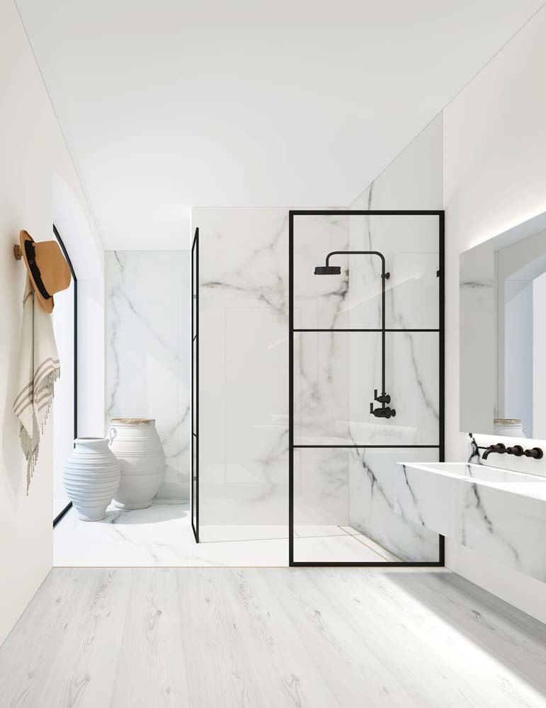 Une salle de bain minimaliste total look blanc en marbre avec robinetterie noire