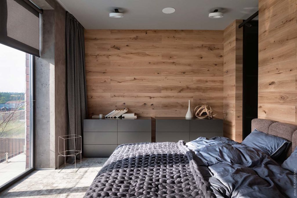 Chambre parentale cocooning avec un lambris en bois naturel