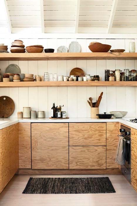 Tendance déco : la vaisselle s'expose  Étagère murale cuisine, Cuisine  blanche et bois, Cuisine moderne