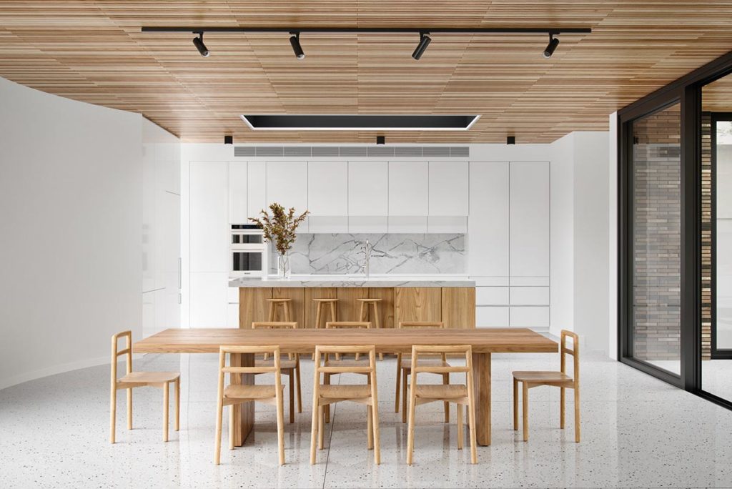 Plafond de cuisine habillé avec du bardage intérieur en bois clair