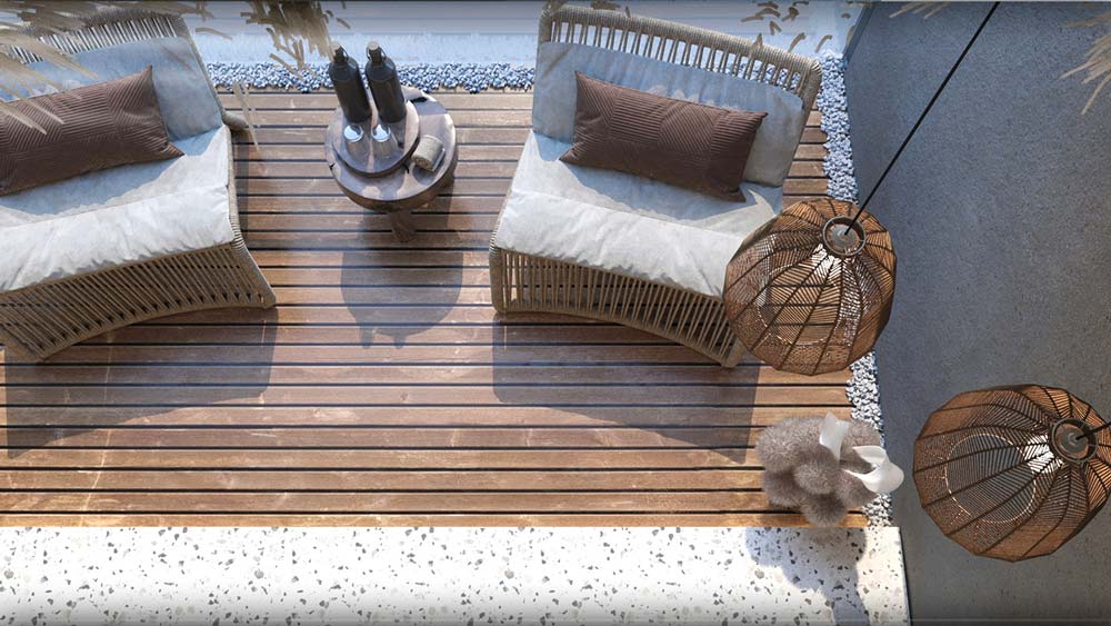 Un balcon inspiration bord de mer avec une terrasse en bois, des fauteuils en osier et un sol en terrazzo clair