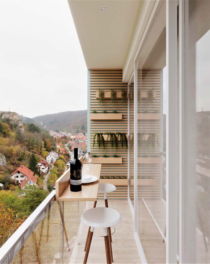 Balcon à la déco scandinave avec des jardinières suspendues, un bar suspendu pratique et des tabourets blancs