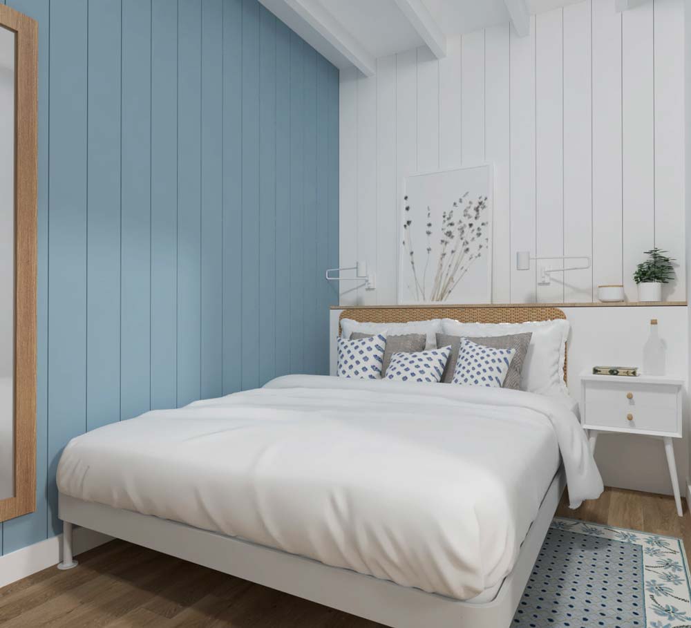 Une chambre au plancher en bois et aux murs de bardage intérieur blanc et bleu avec un lit double