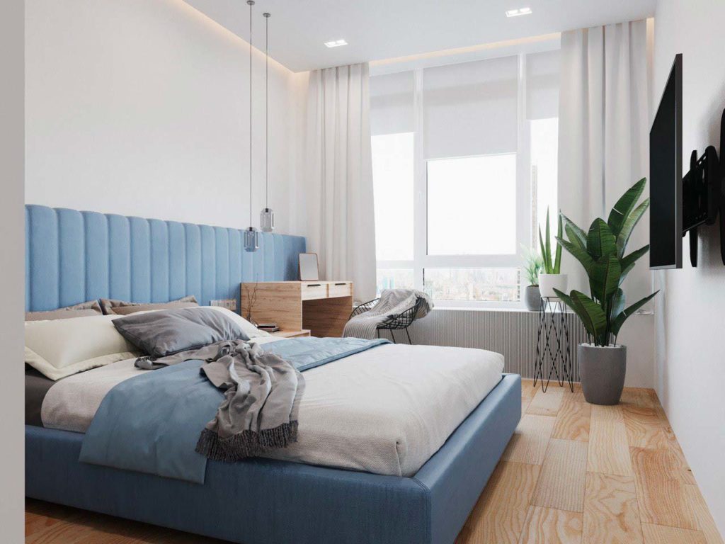 Chambre avec un plancher en bois blond et une tête de lit en velours blue sky