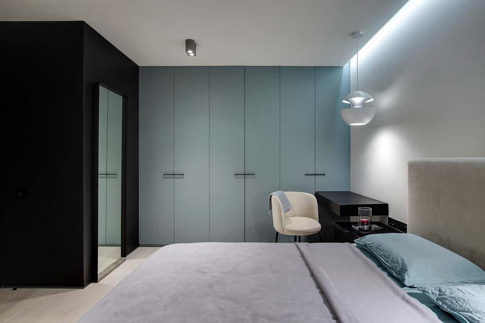 Une chambre parentale avec un lit double et un grand dressing blue sky