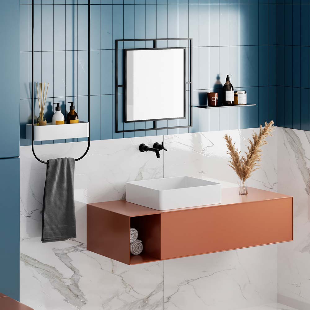 Une salle de bain chic avec du marbre blanc et un carrelage mural blue sky