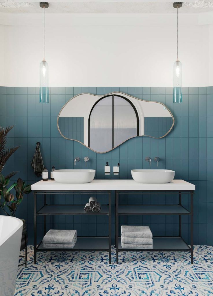 Une salle de bain avec un carrelage bleu et blanc géométrique et un carrelage mural blue sky