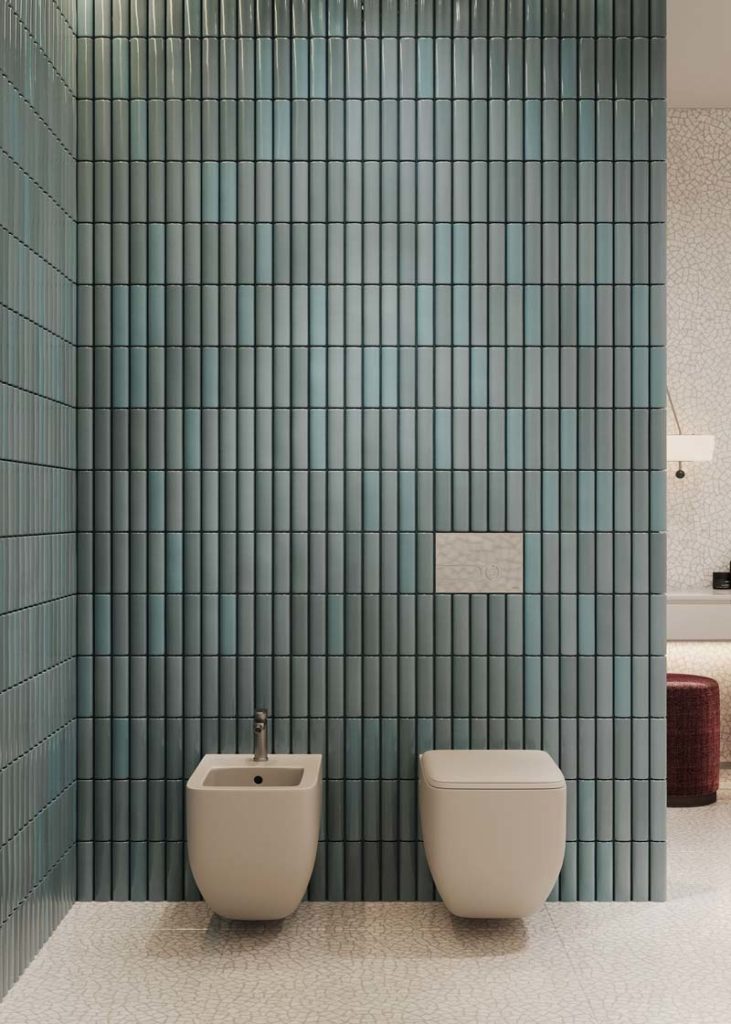 Des murs en zellige bleu irisé dans une salle de bain claire