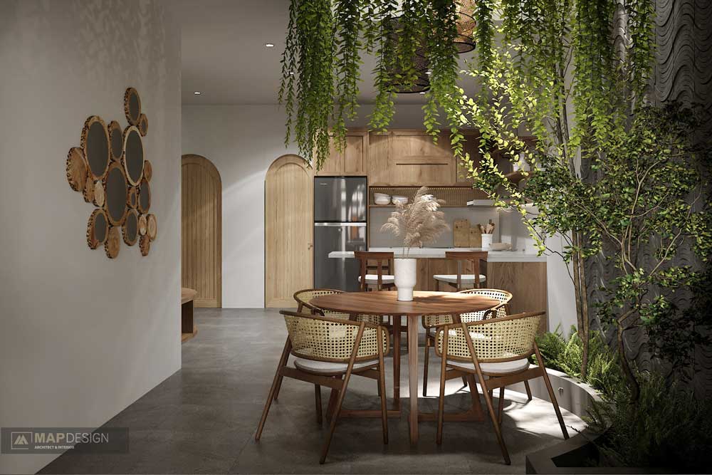 Une salle à manger en bois et en cannage avec un bac en arc de cercle rempli de plantes et d'arbres d'intérieur