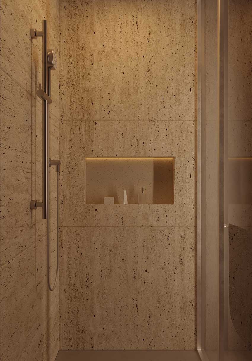 Une douche à l'italienne confortable en travertin avec une niche pour les produits de soin