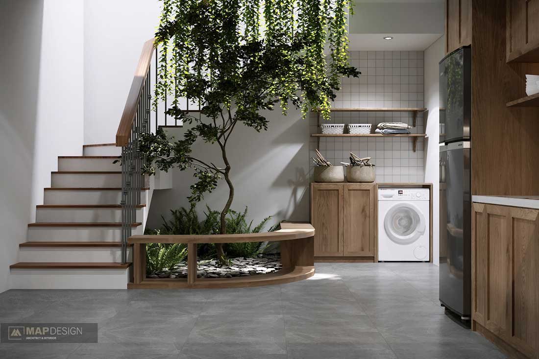 Un petit espace de végétation intérieure au bas d'un escalier apporte de la couleur et de la nature dans la maison