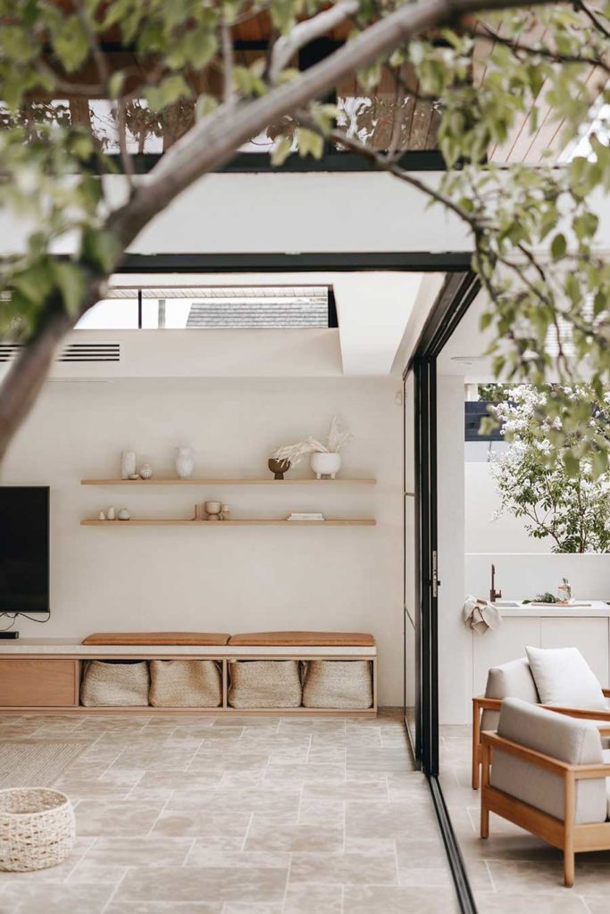 Avec une grande baie vitrée entre le salon et la terrasse, le travertin s'installe aussi bien en intérieur qu'en extérieur