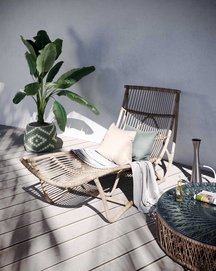 Un transat au soleil sur une terrasse en bois