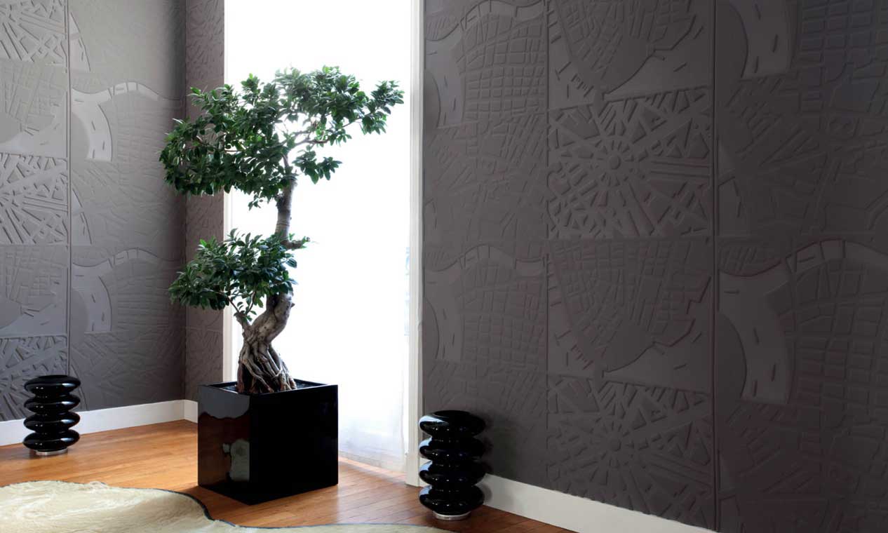 Un coin zen avec un revêtement textile mural noir aux motifs de carte géographique et un arbre d'intérieur avec un plancher en bois et de la petite déco noire