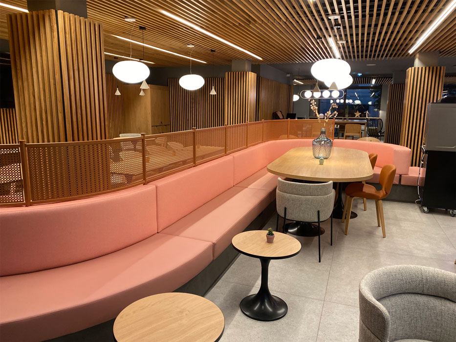 banquette-design-rose-arrondi-novotel-bordeaux-gare-saint-jean