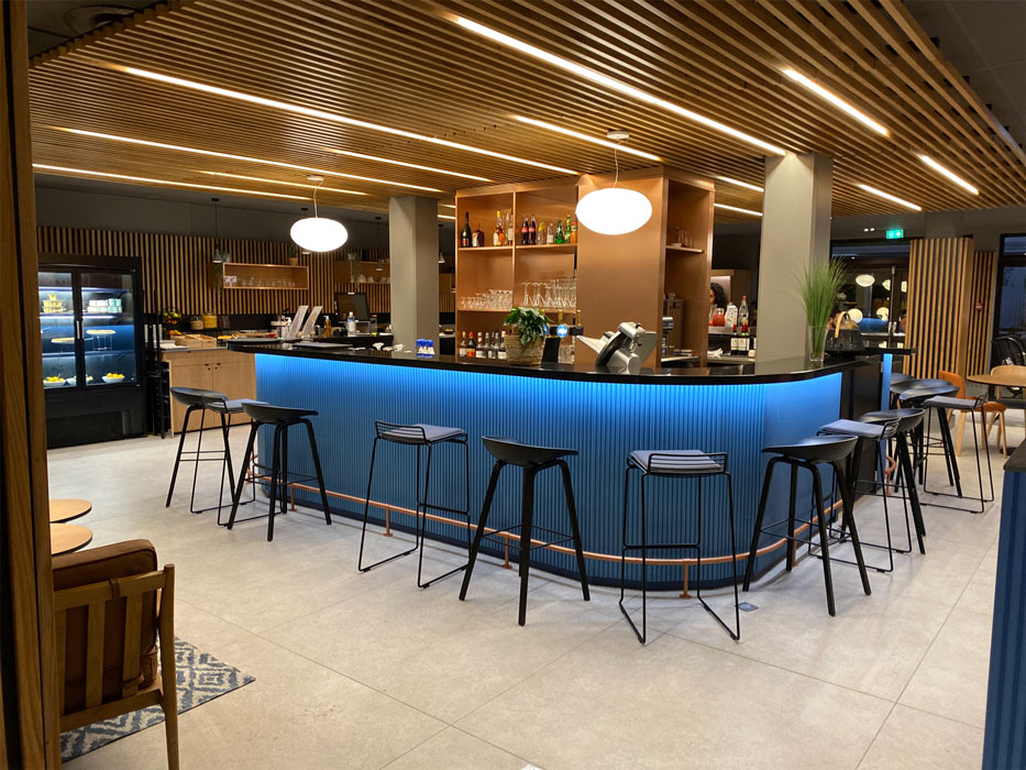 conception-bar-sur-mesure-bois-ondule-novotel-bordeaux-gare-saint-jean