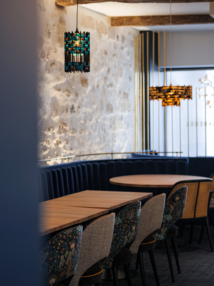 Décoration chaleureuse avec des banquettes en velours bleu et des touches ethniques pour ce restaurant de La Rochelle