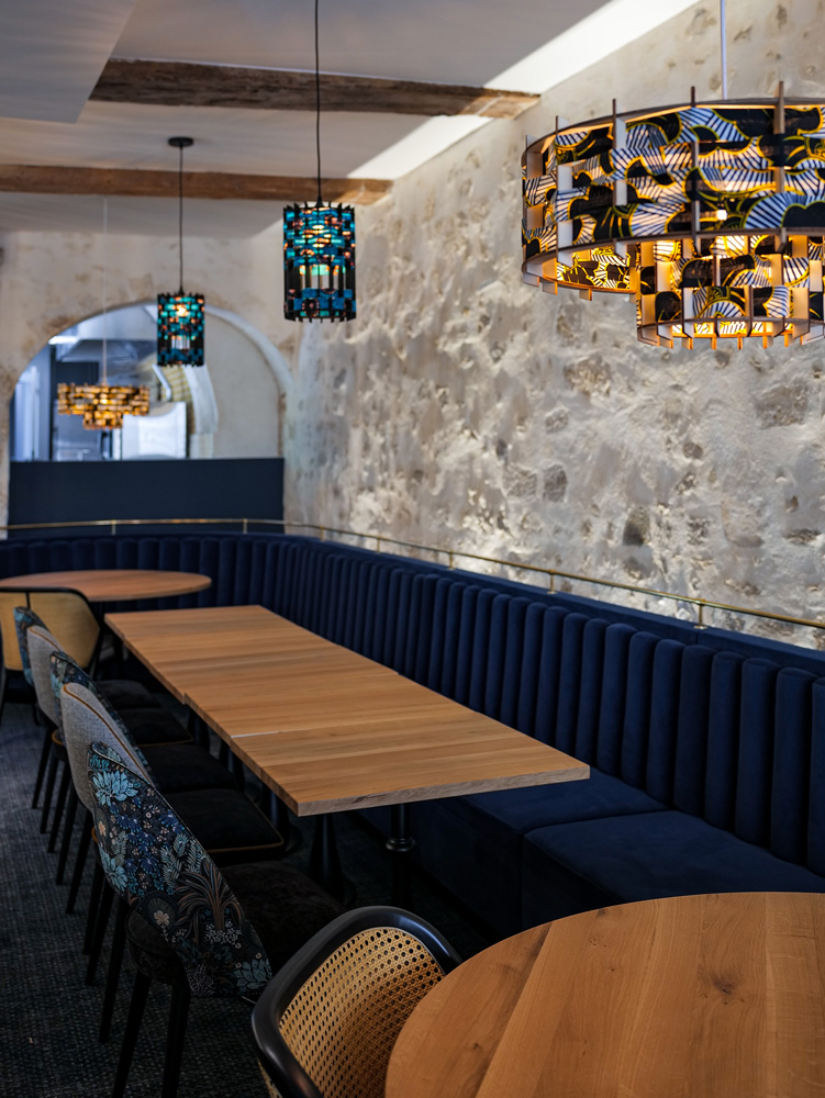 Mission de décoration intérieure pour le Restaurant Arco, cuisine du monde, ambiance feutrée bleu