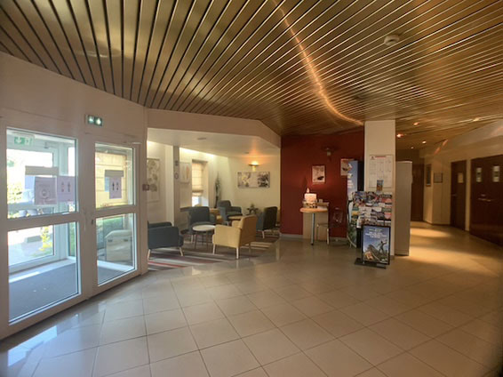 acceuil-avant-renovation-decoration-ibis-le-bourget
