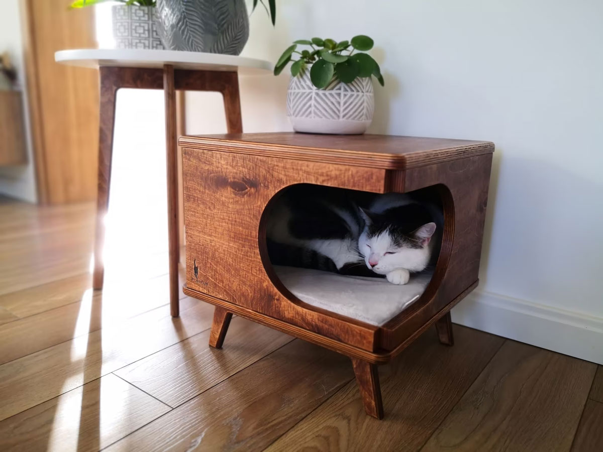 Une table d'appoint rustique en bois qui se transforme en cabane pour chat