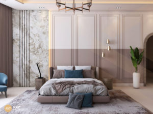 Chambre avec des moulures et du marbre en revêtement mural, les murs sont teint de vieux rose, la porte dispo d'un contour en bois foncé et il y a une plante verte avec un tapis.