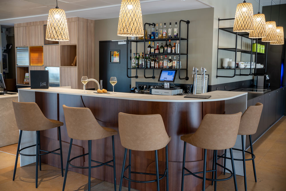 Espace bar de l'hôtel Mercure Auxerre réalisé par l'agence d'architecture d'intérieur Option d'Intérieur