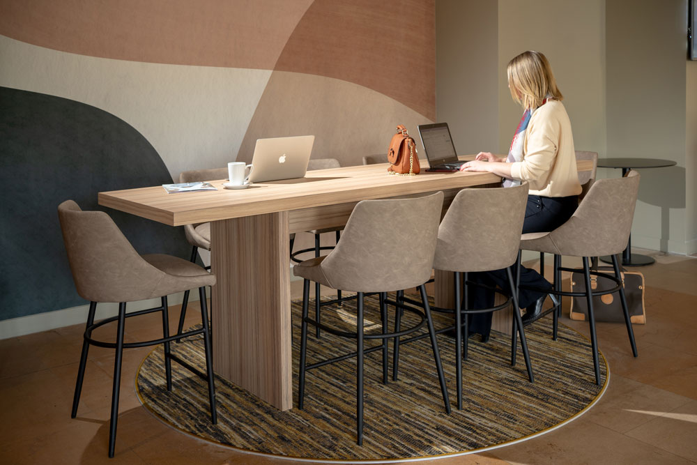 Espace coworking avec tables hautes de l'hôtel Mercure Auxerre réalisé par l'agence d'architecture d'intérieur Option d'Intérieur