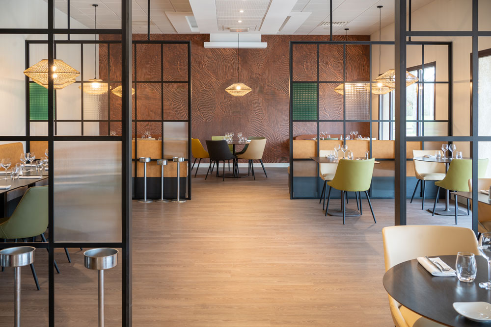 Salle de restaurant et de petit déjeuner de l'hôtel Mercure Auxerre réalisé par l'agence d'architecture d'intérieur Option d'Intérieur