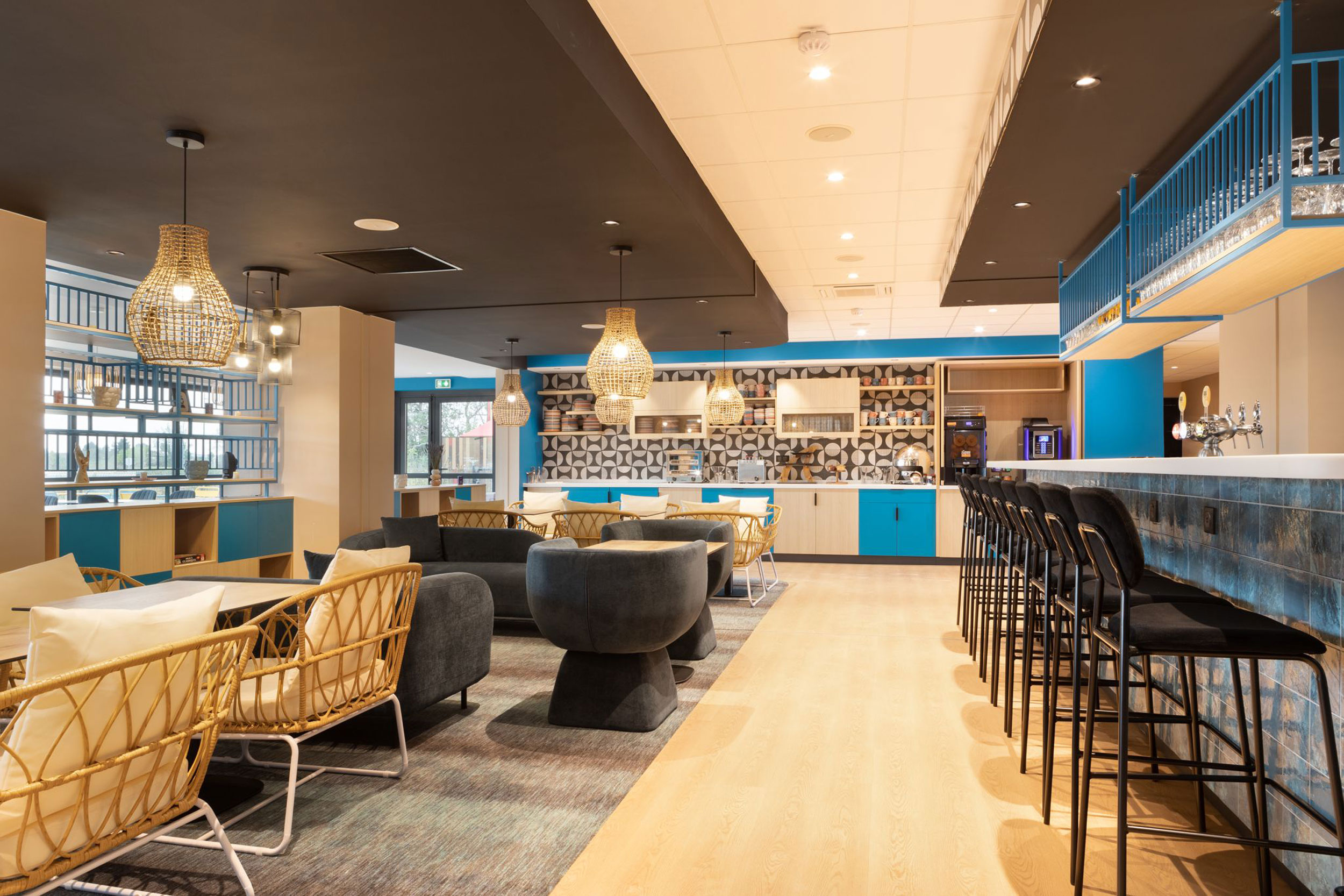 creation-interieur-restaurant-bar-decoration-option-salon-interieur-contemporain-bleu