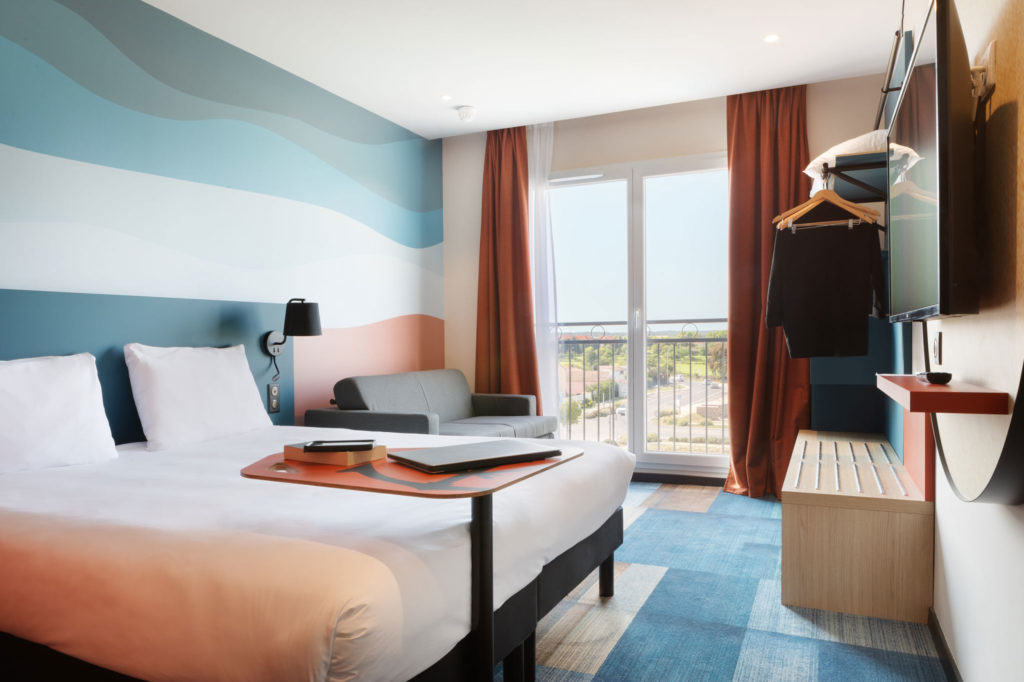 chambre-hotel-orange-bleu-terracotta-confort-contemporain-option-interieur-nouveaux