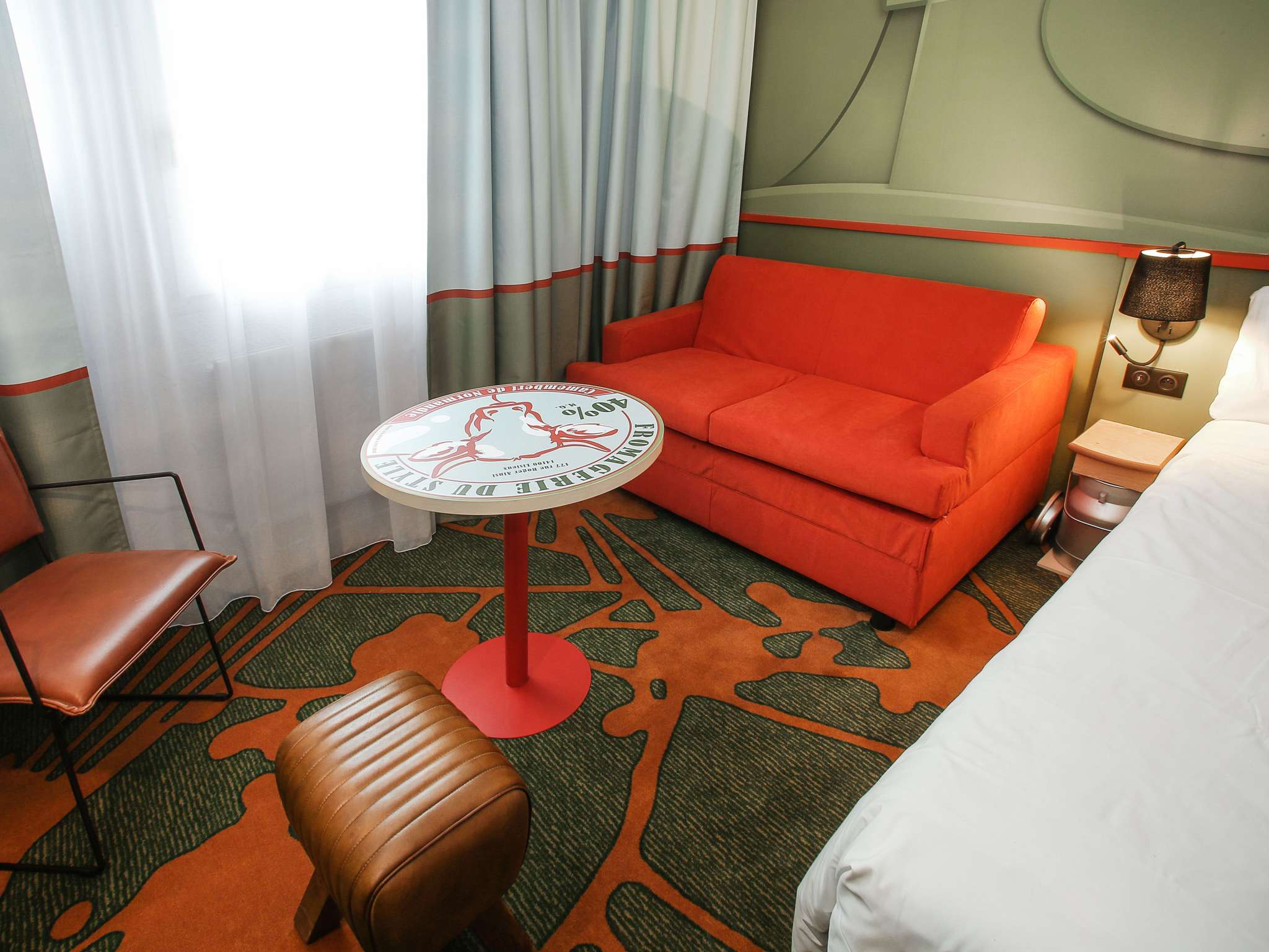 chambre-kaki-moquette-renovation-hotel-ibis-styles-lisieux-option-interieur