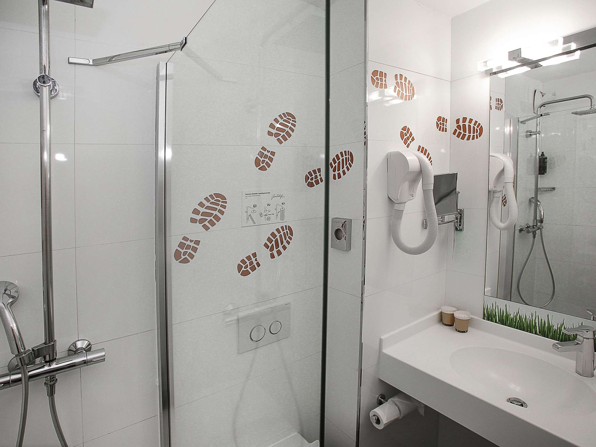 salle-de-bain-renovation-hotel-decoration-ibis-styles-lisieux-option-interieur