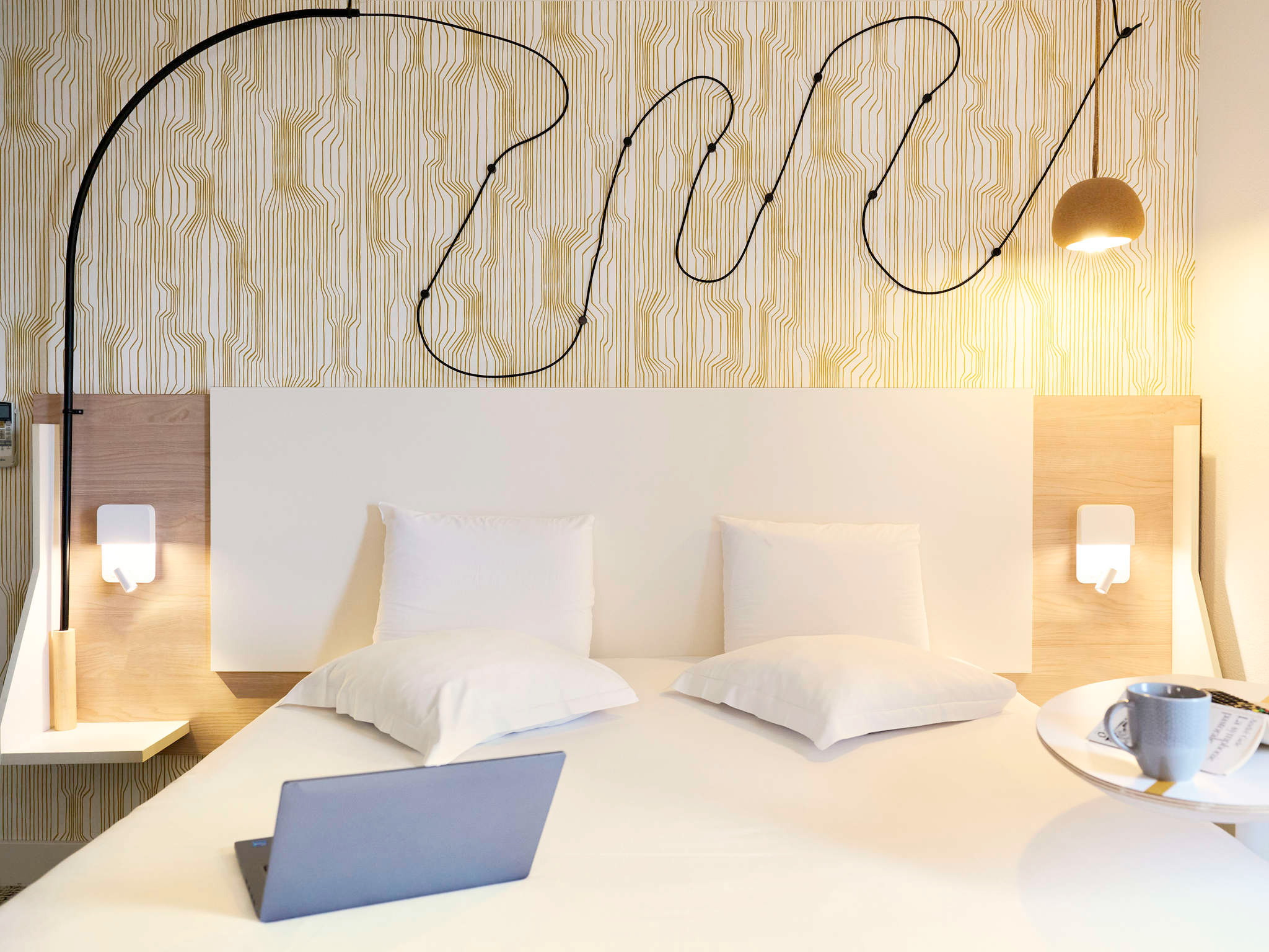 projet-decoratif-chambre-realisation-murale-amenagement-luminaire-design-hotelier-hotel-bordeaux-begles
