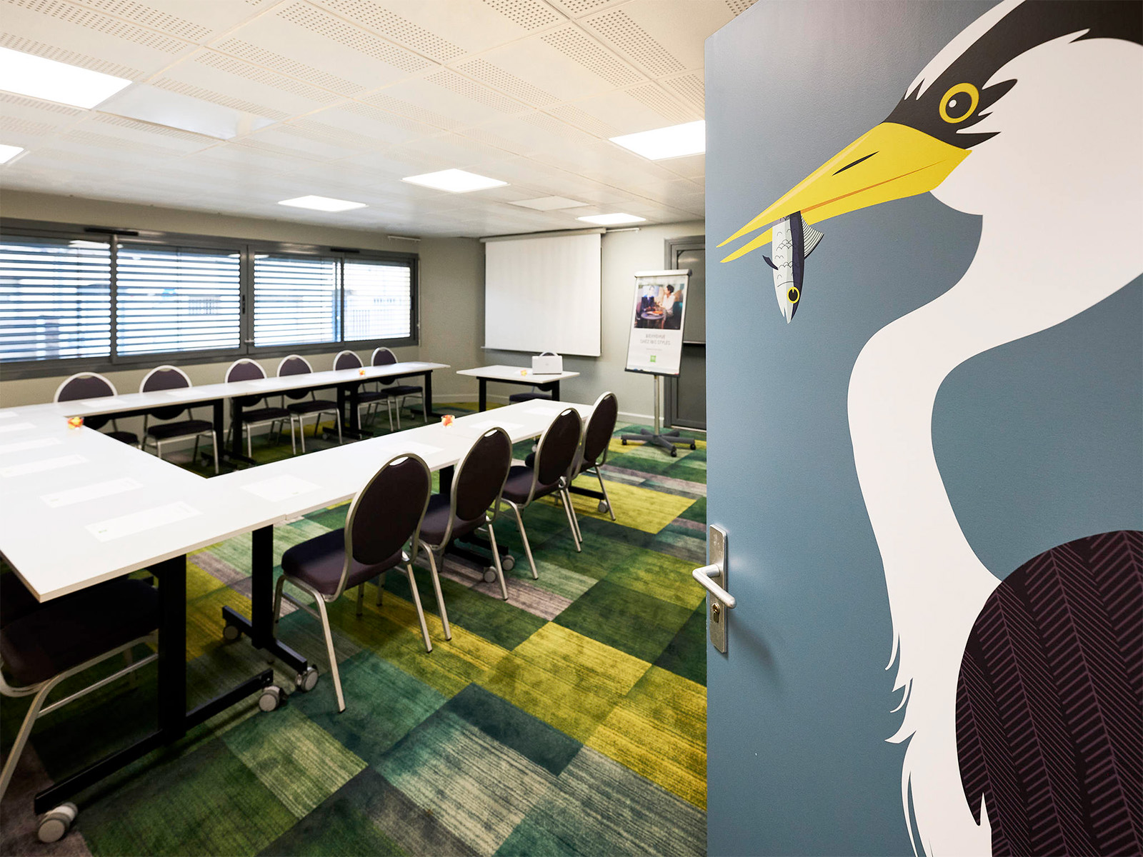 salle-de-seminaire-revetement-sol-naturel-jaune-vert-bleu-gris-ibis-styles-bordeaux-optiondinterieur