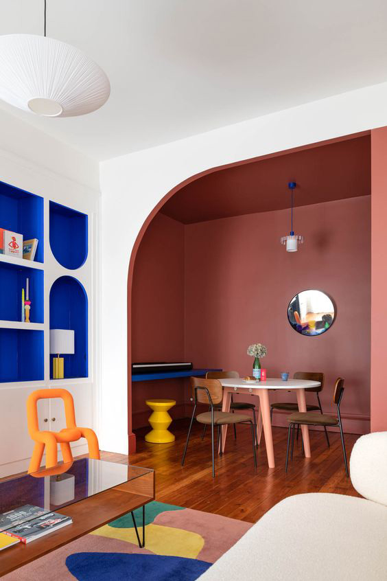 aménagement décoratif couleurs vives mobiliers et murs