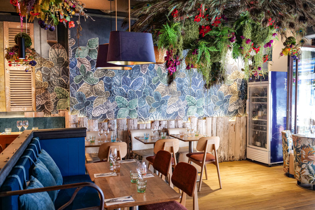 Projet de rénovation d'intérieur pour la rénovation des espaces d'encaissement et du bar d'un restaurant iséo.