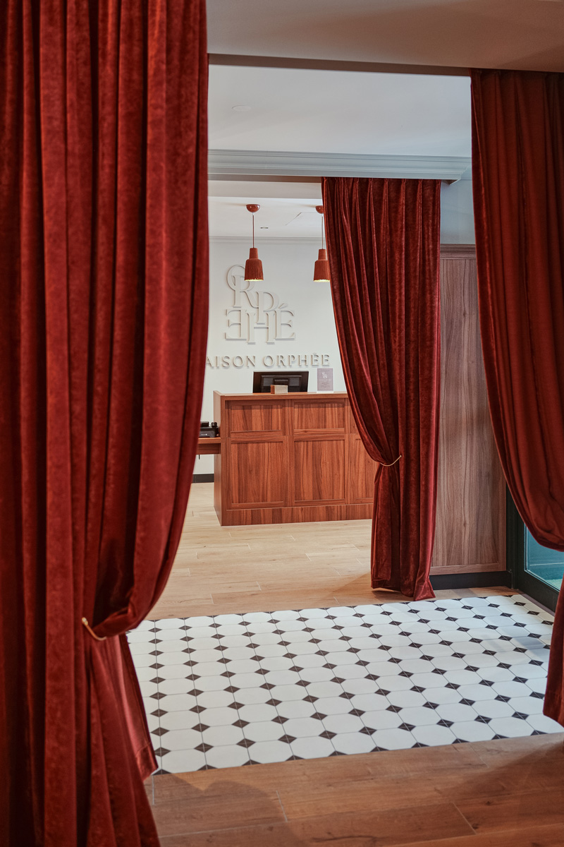 Accueil de l'hôtel avec les rideau roue à l'entrée de chaque pièce du lobby.