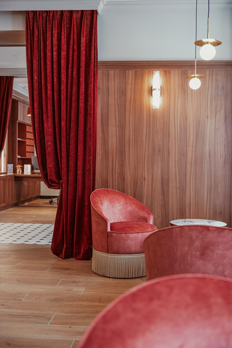 Lobby avec ces fauteuils aux couleur champagne rosé.