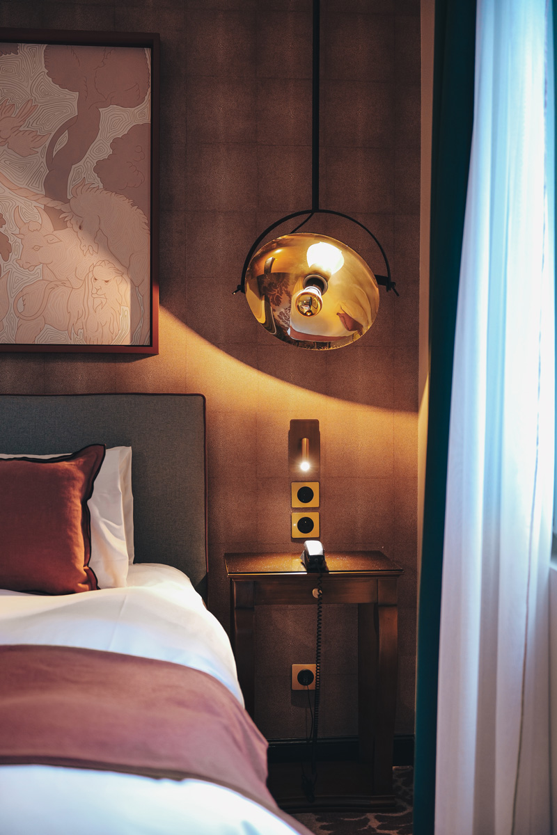 Chambre au style néon-classiques des années trente avec une incorporation d'accessoires gréco-romain.