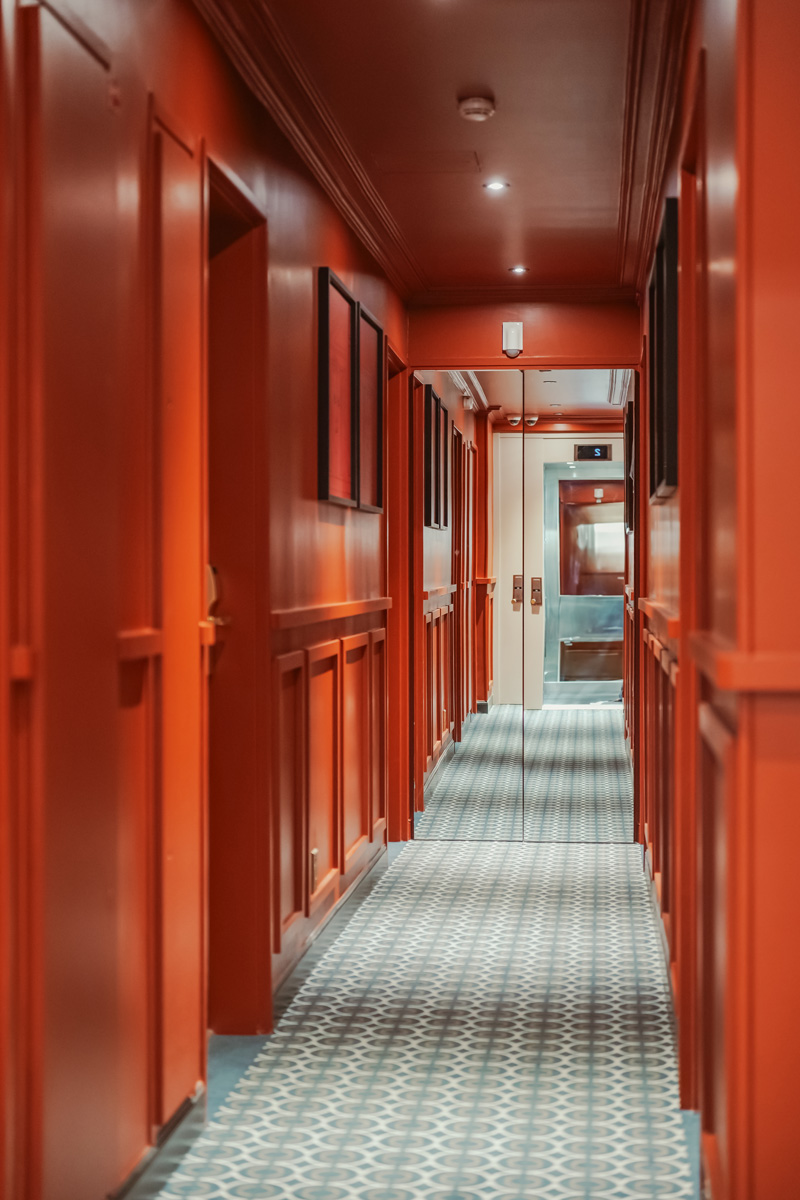 Couloir de l'hôtel Maison Orphée entre les différents espaces.
