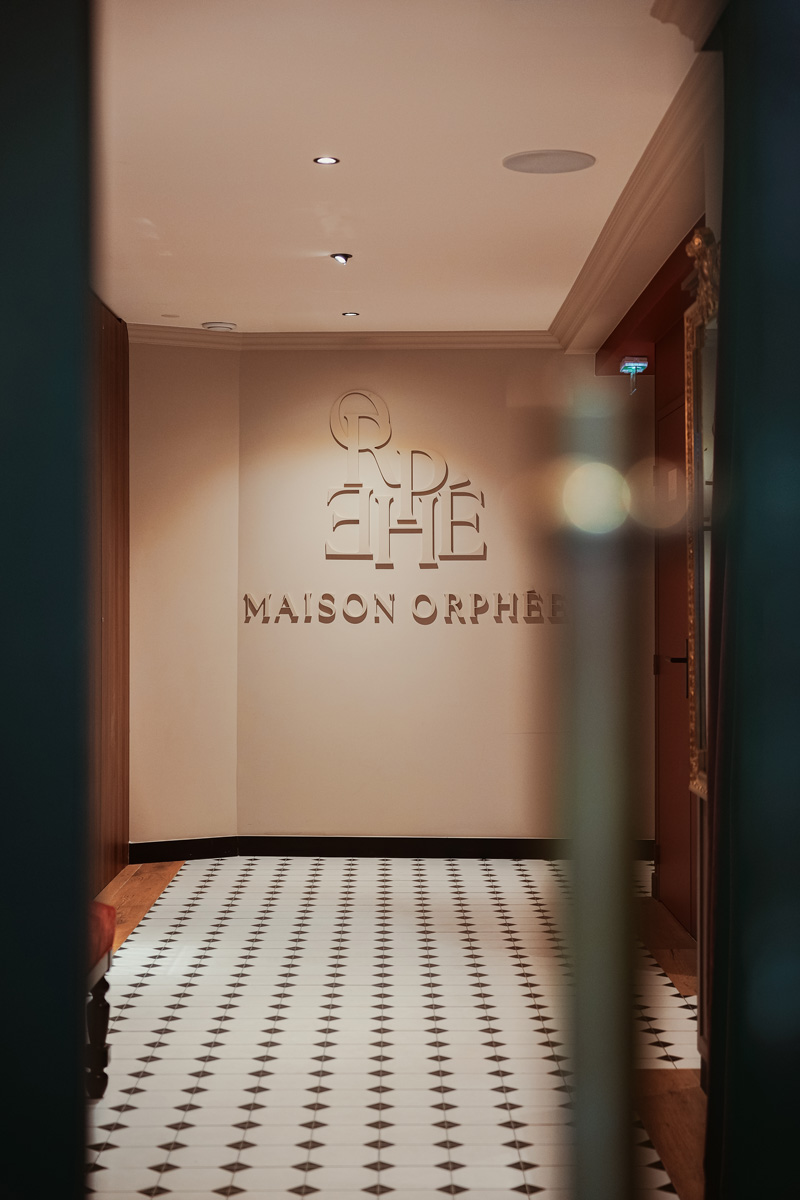 Logo intégré dans les circulations de l'hôtel.