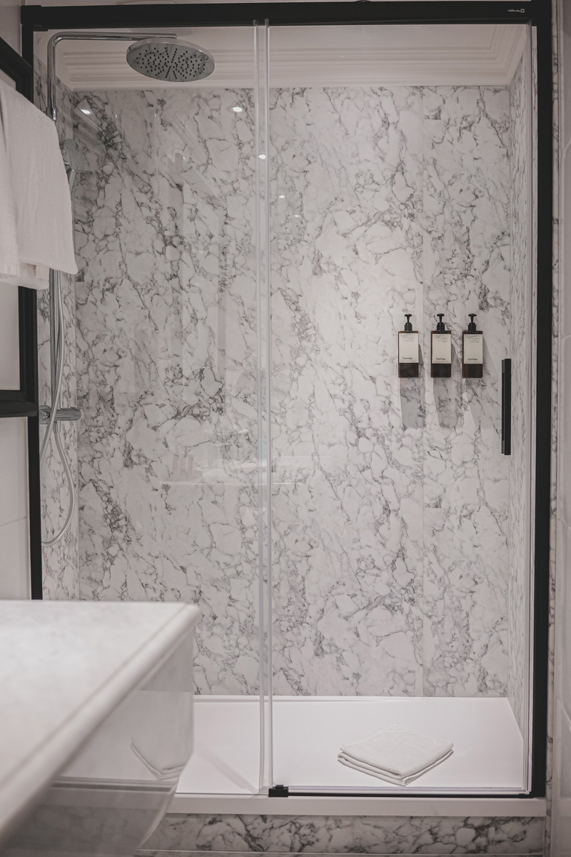 Salle de bain chambre d'hôtel.