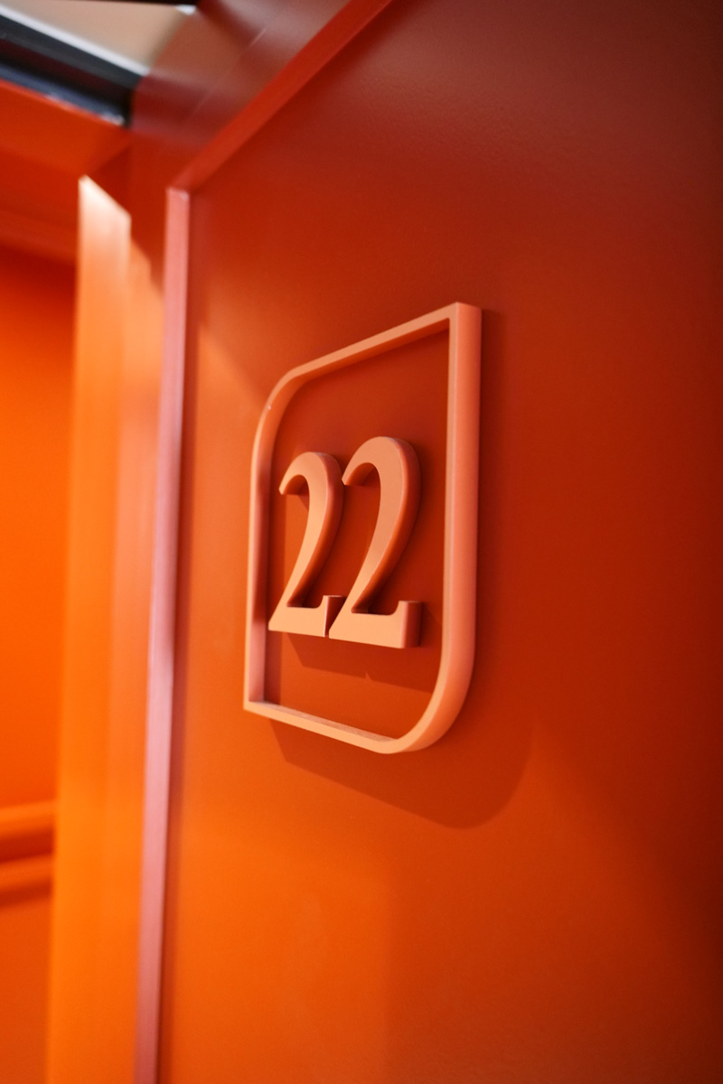 Signalétique des chambres de l'hôtel suivant la charte graphique réalisée par Atelier Dotcom.