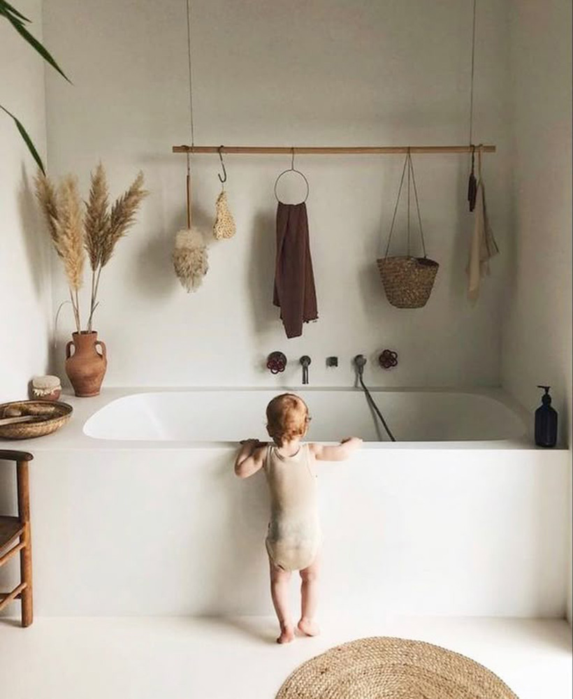 Baignoire en béton ciré, entouré d'élément naturel.