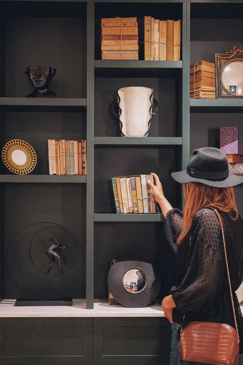 Clientèle qui parcourt la décoration intérieure et des objets d'un hôtel.