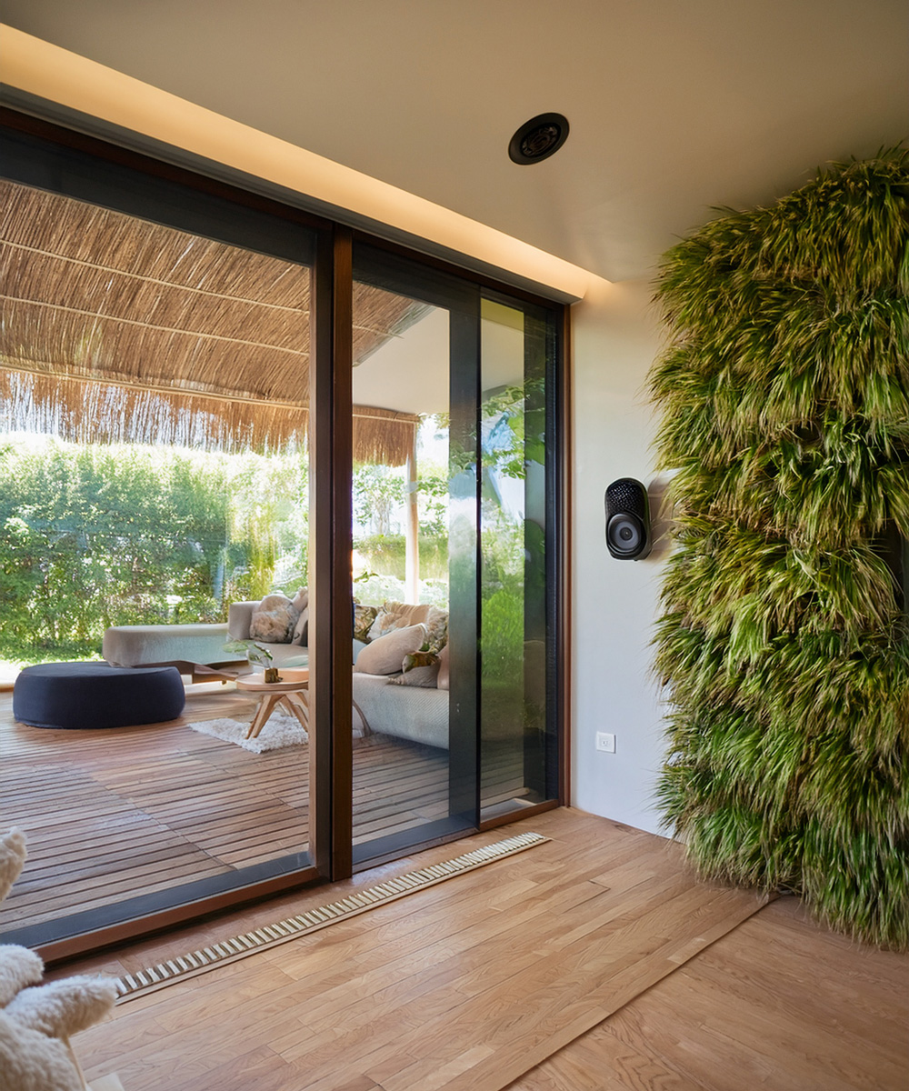 Salon terrasse avec Brumisateur et e enceinte incrusté dans le décor.