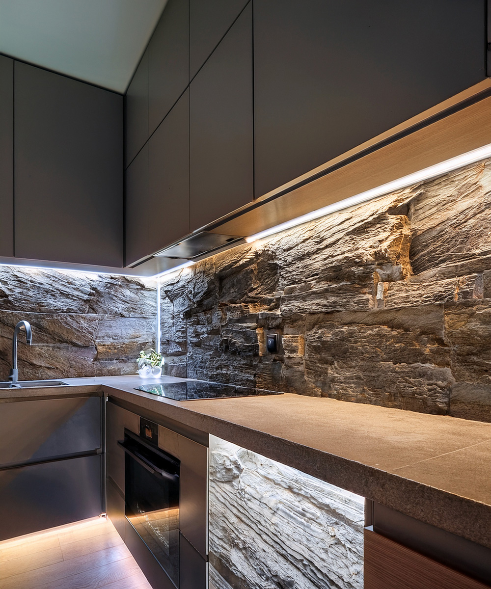 Cusine moderne, intégrant une plaque de cuisson invisible et et prises discrète.