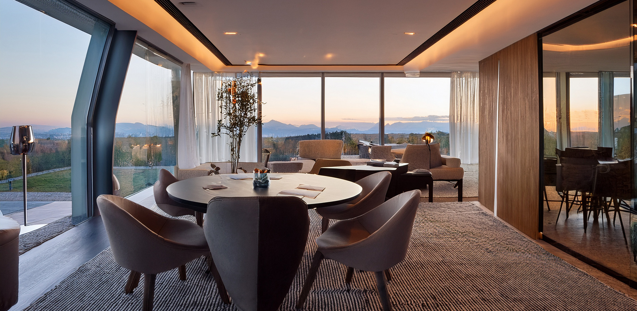 Salle de petit-déjeuner d'un hôtel qui ajuste sa lumière selon la lumière du jour.
