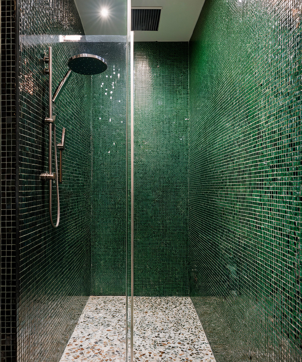 Douche italienne, avec le sol Terrazzo, et une faïence de carreaux vert foncé brillants.