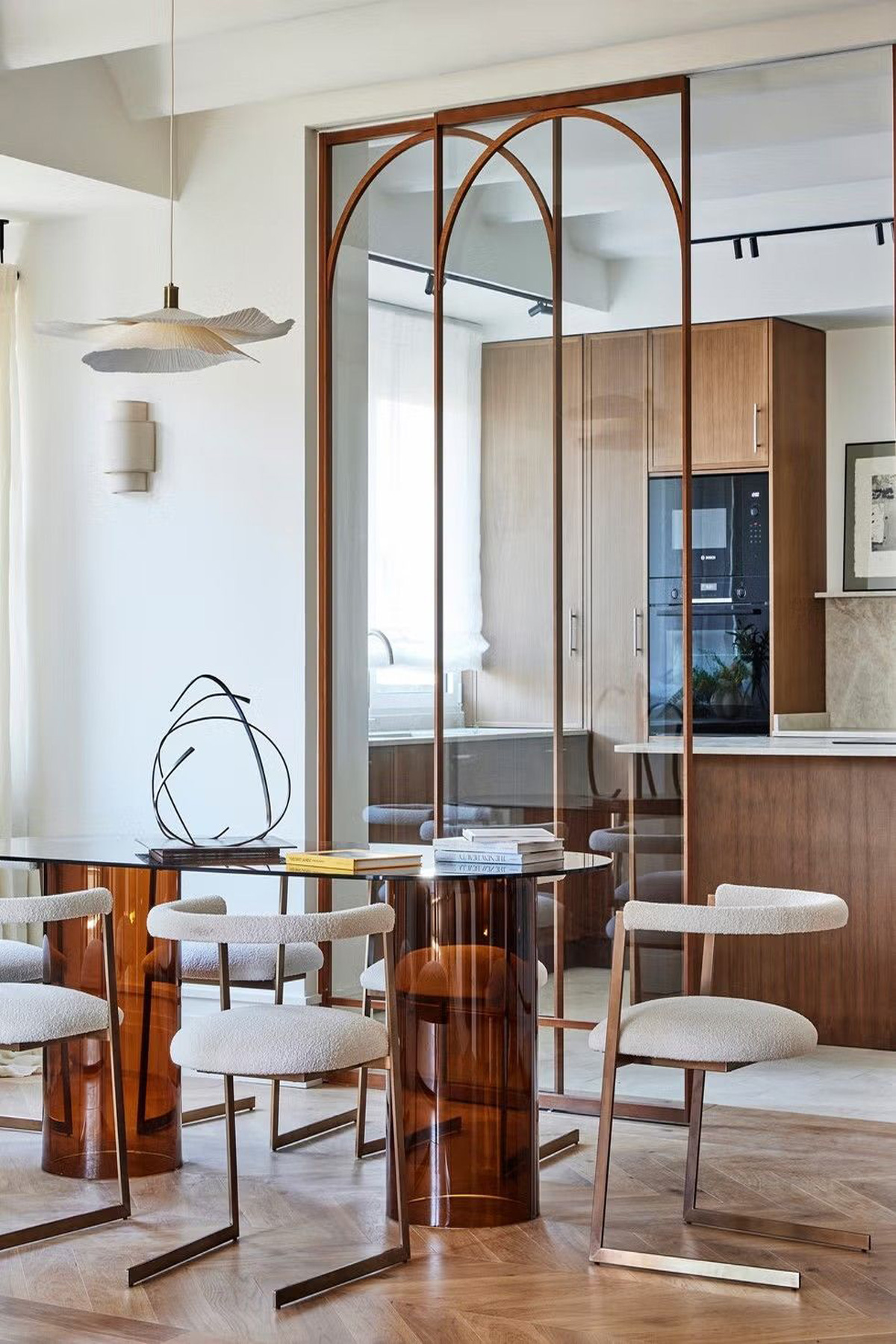 Appartement rétro chic, avec une grande verrière en hauteur avec des contour en bois, qui coulisse.